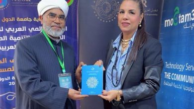 رئيس اللجنة الشرعية بالمجلس الأوروبي الإسلامي يهدي كتاب "يوميات لندن" للأمين العام للمجلس العربي للمسؤولية المجتمعية