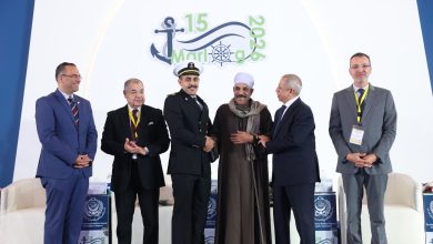 رئيس الأكاديمية العربية يكرم القبطان أحمد عمر بطل واقعة إنقاذ "مهاجر في البحر المتوسط" في ختام مارلوج 15