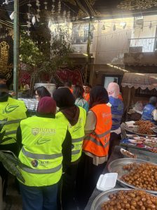 المجلس العربي للمسؤولية المجتمعية يواصل فرحة الصائمين بتوزيع السلع الغذائية على موائد الرحمن وبالتعاون مع مؤسسة حياة للتنمية المستدامة وبمشاركة عدد من المتطوعين من طلاب جامعة المستقبل