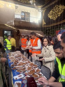 المجلس العربي للمسؤولية المجتمعية يواصل فرحة الصائمين بتوزيع السلع الغذائية على موائد الرحمن وبالتعاون مع مؤسسة حياة للتنمية المستدامة وبمشاركة عدد من المتطوعين من طلاب جامعة المستقبل