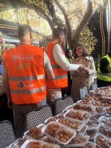 المجلس العربي للمسؤولية المجتمعية يواصل فرحة الصائمين بتوزيع السلع الغذائية على موائد الرحمن وبالتعاون مع مؤسسة حياة للتنمية المستدامة وبمشاركة عدد من المتطوعين من طلاب جامعة المستقبل