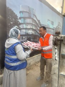 المجلس العربي للمسؤولية المجتمعية يواصل فرحة الصائمين بتوزيع السلع الغذائية على موائد الرحمن وبالتعاون مع مؤسسة حياة للتنمية المستدامة وبمشاركة عدد من المتطوعين من طلاب جامعة المستقبل