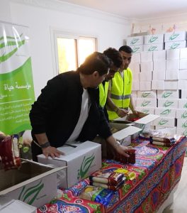 كابتن أحمد حسن سفير الخير لموسسة حياة للتنمية المستدامة وسنوات من المشاركة مع متطوعي جامعة المستقبل في تعبئة وتوزيع ٥٠٠٠ كرتونة رمضان