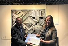 سفير أنجولا يزور مكتبة الإسكندرية ويشيد بدورها الثقافي العالمي