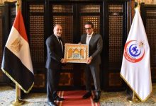 وزير الصحة المصري يستقبل المندوب الدائم لدولة فلسطين تنفيذاً لقرارات مجلس الوزراء العرب بتوفير كامل الدعم وعيادات متنقلة لقطاع غزة