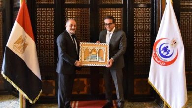 وزير الصحة المصري يستقبل المندوب الدائم لدولة فلسطين تنفيذاً لقرارات مجلس الوزراء العرب بتوفير كامل الدعم وعيادات متنقلة لقطاع غزة