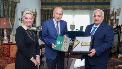 أبو الغيط يتسلم أول نسخة من كتاب جامعة الدول العربية ..ثمانون عاما.