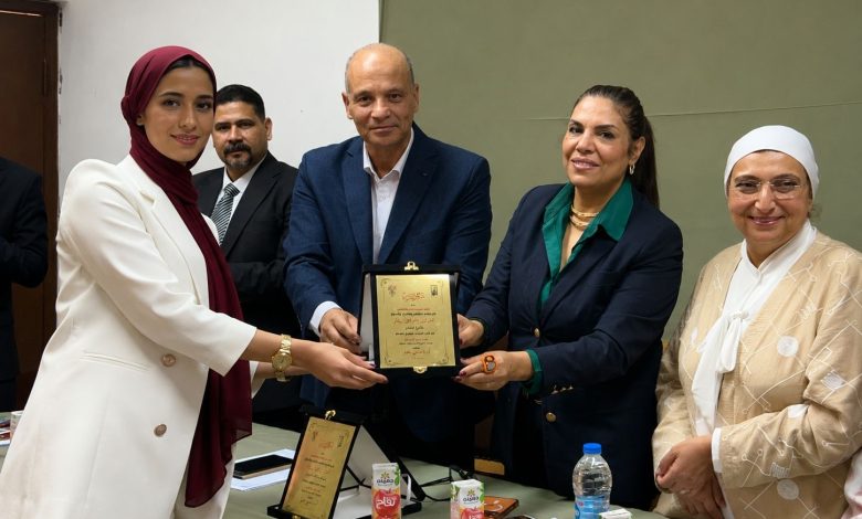 برعاية رئيس جامعة القاهرة وعميد كلية التربية النوعية وبإشراف أ.د. راندا رزق «صُنع بأيدي الخريجين» مشروع تخرج يوثق قصص نجاح خريجي كلية التربية النوعية بجامعة القاهرة 1 برعاية رئيس جامعة القاهرة وعميد كلية التربية النوعية وبإشراف أ.د. راندا رزق «صُنع بأيدي الخريجين» مشروع تخرج يوثق قصص نجاح خريجي كلية التربية النوعية بجامعة القاهرة