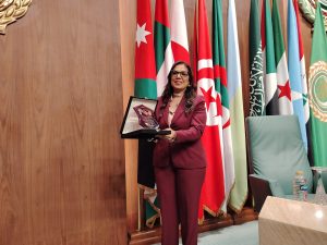 الاستاذة الدكتورة راندا رزق تتلقى درعًا تذكاريًا من الهيئة الاستشارية العليا بالمجلس العربي للمسؤولية المجتمعية والتنمية المستدامة بمناسبة توليها رئاسة جناح الرقمنة والتجارة الإلكترونية – مصر بمنظمة G100