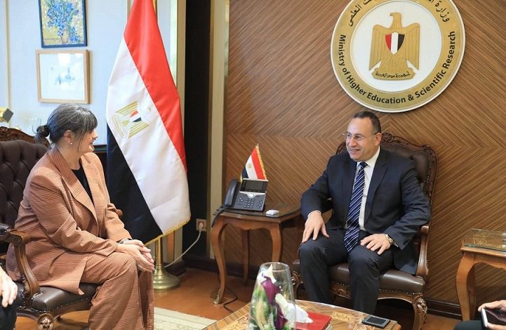 وزير التعليم العالي يبحث مع الجانب البريطاني إنشاء فرع لجامعة أكسفورد بروكس في مصر 3 وزير التعليم العالي يبحث مع الجانب البريطاني إنشاء فرع لجامعة أكسفورد بروكس في مصر