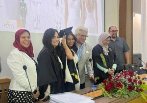 بحضور رئيس جامعة العاصمة .. بهيرة طه القرني تحصل على الماجستير بامتياز مع مرتبة الشرف فى الفنون التطبيقية