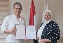 نقيب الإعلاميين يسلم خطابات استلام الوحدات السكنية لأعضاء النقابة بمشروع "جنة القاهرة الجديدة"