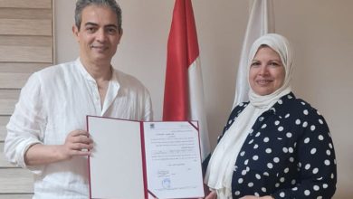 نقيب الإعلاميين يسلم خطابات استلام الوحدات السكنية لأعضاء النقابة بمشروع "جنة القاهرة الجديدة"