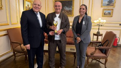 الأستاذ الدكتور عمرو عزت سلامة يكرّم الأستاذ علاء الكحكي تقديرًا لدور شبكة النهار في رعاية الملتقى الدولي للمرأة العربية الدبلوماسية