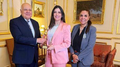 عمرو عزت سلامة وراندا رزق يكرمان الدكتورة إنجي منصور خلال الملتقى الدولي للمرأة العربية الدبلوماسية
