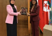 الاستاذة الدكتورة راندا رزق تتلقى درعًا تذكاريًا من الهيئة الاستشارية العليا بالمجلس العربي للمسؤولية المجتمعية والتنمية المستدامة بمناسبة توليها رئاسة جناح الرقمنة والتجارة الإلكترونية – مصر بمنظمة G100