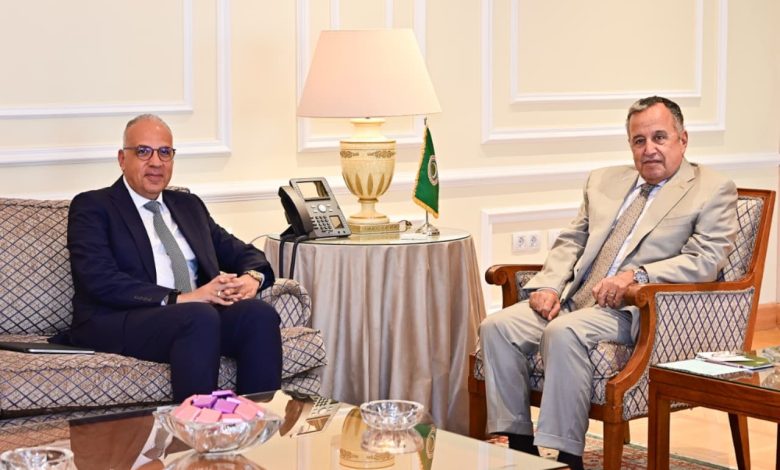 الدكتور سويلم يلتقي الأمين العام لجامعة الدول العربية ويبحث تعزيز العمل العربي المشترك لتحقيق الأمن المائي - مصر تتولى رئاسة المجلس الوزاري العربي للمياه في أكتوبر المقبل. 1 الدكتور سويلم يلتقي الأمين العام لجامعة الدول العربية ويبحث تعزيز العمل العربي المشترك لتحقيق الأمن المائي - مصر تتولى رئاسة المجلس الوزاري العربي للمياه في أكتوبر المقبل.