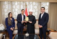 وزير الأوقاف يستقبل قيادات «البوابة نيوز».. المؤسسة تهدي الوزير وسام الاحترام.. والوزير يهديها «مصحف مصر» وأهم إصدارات الوزارة 13 وزير الأوقاف يستقبل قيادات «البوابة نيوز».. المؤسسة تهدي الوزير وسام الاحترام.. والوزير يهديها «مصحف مصر» وأهم إصدارات الوزارة