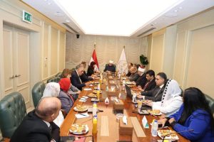 وزير الأوقاف يبحث مع رئيس اتحاد المستثمرات العرب تعزيز التعاون في التدريب وتمكين المرأة والشباب