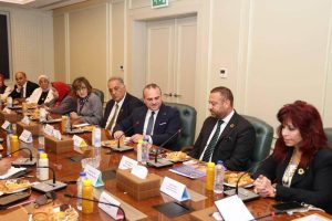 وزير الأوقاف يبحث مع رئيس اتحاد المستثمرات العرب تعزيز التعاون في التدريب وتمكين المرأة والشباب