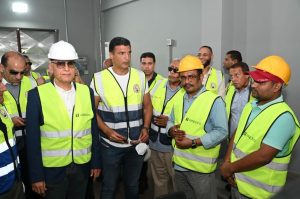 في أول زيارة للمنطقة الصناعية بأبو زنيمة.. وزير الصناعة يتفقد مصنع السبائك بشركة سيناء للمنجنيز
