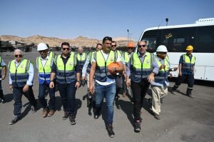 في أول زيارة للمنطقة الصناعية بأبو زنيمة.. وزير الصناعة يتفقد مصنع السبائك بشركة سيناء للمنجنيز