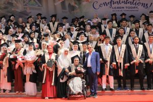 رئيس جامعة بنها يشهد حفل تخرج دفعة جديدة من طلاب كلية الآداب ويوجه رسالة للخريجين