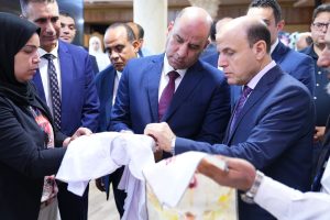 من التدريب إلى سوق العمل.. وزير العمل ومحافظ الغربية يسلّمان عقود عمل للشباب وذوي الهمم