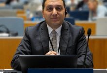المستشار محمد عادل متحدثاً باسم رئاسة مجلس الوزراء أصدر الدكتور مصطفى مدبولي، رئيس مجلس الوزراء، قراراً بتولي المستشار محمد عادل، مهمة العمل متحدثاً رسمياً باسم رئاسة مجلس الوزراء، خلفاً لزميله المستشار محمد الحمصاني، الذي سيتولى منصب نائب مساعد وزير الخارجية للشئون البرلمانية. جدير بالذكر أن المستشار محمد عادل محمد علي حسانين، خريج كلية الاقتصاد والعلوم السياسية بجامعة القاهرة، وعاد مؤخراً من جنيف، حيث كان ضمن الوفد المصري الدائم، وسبق له العمل بالبعثات الدبلوماسية لجمهورية مصر العربية في كل من هانوي والكويت، فضلاً عن عمله بمكتب المتحدث الرسمي بوزارة الخارجية قبل نقله إلى البعثة في جنيف، وهو ما أكسبه خبرة كبيرة في التعامل مع وسائل الإعلام، كما سبق له العمل في القطاع البرلماني بوزارة الخارجية، وكذلك ضمن الوفد المصري بجامعة الدول العربية. 11 المستشار محمد عادل متحدثاً باسم رئاسة مجلس الوزراء أصدر الدكتور مصطفى مدبولي، رئيس مجلس الوزراء، قراراً بتولي المستشار محمد عادل، مهمة العمل متحدثاً رسمياً باسم رئاسة مجلس الوزراء، خلفاً لزميله المستشار محمد الحمصاني، الذي سيتولى منصب نائب مساعد وزير الخارجية للشئون البرلمانية. جدير بالذكر أن المستشار محمد عادل محمد علي حسانين، خريج كلية الاقتصاد والعلوم السياسية بجامعة القاهرة، وعاد مؤخراً من جنيف، حيث كان ضمن الوفد المصري الدائم، وسبق له العمل بالبعثات الدبلوماسية لجمهورية مصر العربية في كل من هانوي والكويت، فضلاً عن عمله بمكتب المتحدث الرسمي بوزارة الخارجية قبل نقله إلى البعثة في جنيف، وهو ما أكسبه خبرة كبيرة في التعامل مع وسائل الإعلام، كما سبق له العمل في القطاع البرلماني بوزارة الخارجية، وكذلك ضمن الوفد المصري بجامعة الدول العربية.