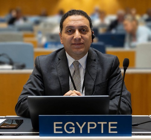 المستشار محمد عادل متحدثاً باسم رئاسة مجلس الوزراء أصدر الدكتور مصطفى مدبولي، رئيس مجلس الوزراء، قراراً بتولي المستشار محمد عادل، مهمة العمل متحدثاً رسمياً باسم رئاسة مجلس الوزراء، خلفاً لزميله المستشار محمد الحمصاني، الذي سيتولى منصب نائب مساعد وزير الخارجية للشئون البرلمانية. جدير بالذكر أن المستشار محمد عادل محمد علي حسانين، خريج كلية الاقتصاد والعلوم السياسية بجامعة القاهرة، وعاد مؤخراً من جنيف، حيث كان ضمن الوفد المصري الدائم، وسبق له العمل بالبعثات الدبلوماسية لجمهورية مصر العربية في كل من هانوي والكويت، فضلاً عن عمله بمكتب المتحدث الرسمي بوزارة الخارجية قبل نقله إلى البعثة في جنيف، وهو ما أكسبه خبرة كبيرة في التعامل مع وسائل الإعلام، كما سبق له العمل في القطاع البرلماني بوزارة الخارجية، وكذلك ضمن الوفد المصري بجامعة الدول العربية. 1 المستشار محمد عادل متحدثاً باسم رئاسة مجلس الوزراء أصدر الدكتور مصطفى مدبولي، رئيس مجلس الوزراء، قراراً بتولي المستشار محمد عادل، مهمة العمل متحدثاً رسمياً باسم رئاسة مجلس الوزراء، خلفاً لزميله المستشار محمد الحمصاني، الذي سيتولى منصب نائب مساعد وزير الخارجية للشئون البرلمانية. جدير بالذكر أن المستشار محمد عادل محمد علي حسانين، خريج كلية الاقتصاد والعلوم السياسية بجامعة القاهرة، وعاد مؤخراً من جنيف، حيث كان ضمن الوفد المصري الدائم، وسبق له العمل بالبعثات الدبلوماسية لجمهورية مصر العربية في كل من هانوي والكويت، فضلاً عن عمله بمكتب المتحدث الرسمي بوزارة الخارجية قبل نقله إلى البعثة في جنيف، وهو ما أكسبه خبرة كبيرة في التعامل مع وسائل الإعلام، كما سبق له العمل في القطاع البرلماني بوزارة الخارجية، وكذلك ضمن الوفد المصري بجامعة الدول العربية.