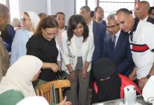 محافظ بني سويف والسفيرة نبيلة مكرم يتفقدان القافلة التنموية الشاملة للتحالف الوطني ضمن المرحلة الثالثة من حملة «إيد واحدة»