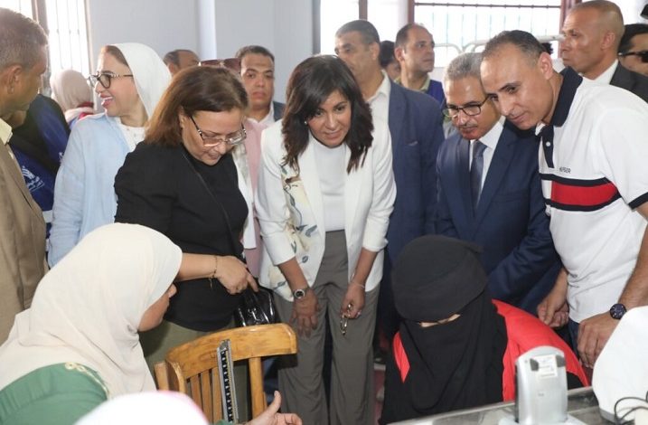 محافظ بني سويف والسفيرة نبيلة مكرم يتفقدان القافلة التنموية الشاملة للتحالف الوطني ضمن المرحلة الثالثة من حملة «إيد واحدة» 1 محافظ بني سويف والسفيرة نبيلة مكرم يتفقدان القافلة التنموية الشاملة للتحالف الوطني ضمن المرحلة الثالثة من حملة «إيد واحدة»