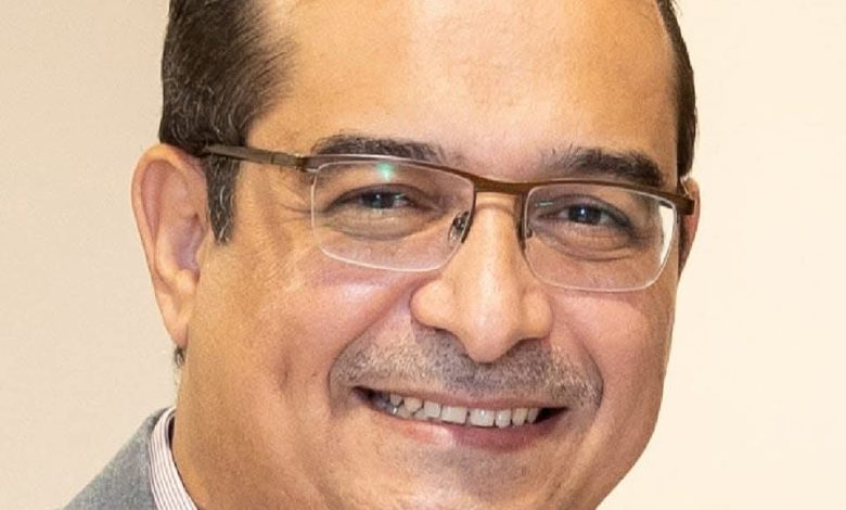 الدكتور / محمد ممدوح يكتب: حين تتحول الذاكرة إلى شفرة: هل نُسلِّم تراثنا للآلة ونُطفئ الكتاب؟ 1 الدكتور / محمد ممدوح يكتب: حين تتحول الذاكرة إلى شفرة: هل نُسلِّم تراثنا للآلة ونُطفئ الكتاب؟