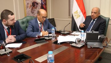 *عبر تقنية الفيديو كونفرانس* *وزير الكهرباء والطاقة المتجددة يتابع مع روساتوم للمرافق الذكية مستجدات العمل على تطوير مجمع متكامل لتحلية مياه البحر بموقع محطة الضبعة النووية.