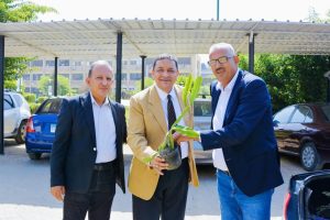 جامعة القاهرة تطلق مبادرة «ازرع شجرتك» بكلية الطب البيطري وتزرع 40 شجرة زيتون 4 جامعة القاهرة تطلق مبادرة «ازرع شجرتك» بكلية الطب البيطري وتزرع 40 شجرة زيتون