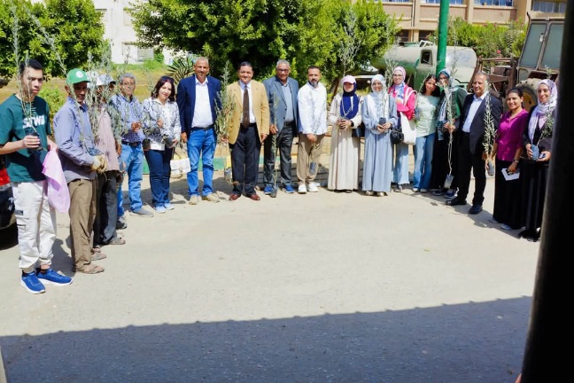 جامعة القاهرة تطلق مبادرة «ازرع شجرتك» بكلية الطب البيطري وتزرع 40 شجرة زيتون 1 جامعة القاهرة تطلق مبادرة «ازرع شجرتك» بكلية الطب البيطري وتزرع 40 شجرة زيتون