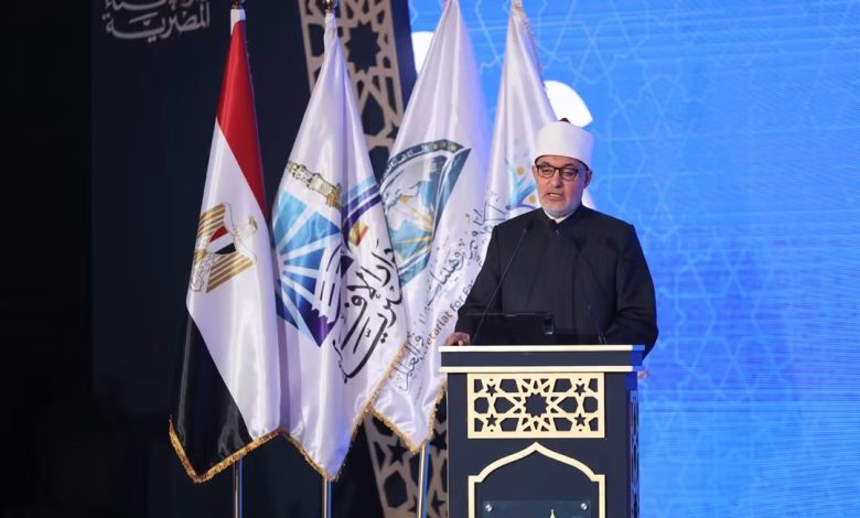 خلال كلمة فضيلته في افتتاحِ المؤتمرِ العالمي الحادي عشر للإفتاء.. مفتي الجمهوريةِ: • الدولة المصريةِ أدركتْ مبكرًا خطورةَ التحدياتِ التي تواجهُ الأسرةَ فبادرتْ بتوجيهاتٍ حاسمةٍ لصياغةِ قوانينِ الأحوالِ الشخصيةِ 1 خلال كلمة فضيلته في افتتاحِ المؤتمرِ العالمي الحادي عشر للإفتاء.. مفتي الجمهوريةِ: • الدولة المصريةِ أدركتْ مبكرًا خطورةَ التحدياتِ التي تواجهُ الأسرةَ فبادرتْ بتوجيهاتٍ حاسمةٍ لصياغةِ قوانينِ الأحوالِ الشخصيةِ