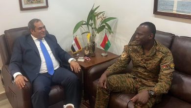 قبل زيارته للقاهرة.. سفير مصر لدى بوركينا فاسو يستقبل قائد القوات البرية البوركينية