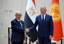 نائب رئيس الوزراء للشؤون الاقتصادية يلتقي رئيس الوزراء القيرغيزي في بيشكيك لبحث تعزيز التعاون بين البلدين