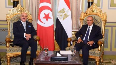 وزير الخارجية يبحث مع نظيره التونسي تعزيز التعاون الثنائي والتنسيق بشأن قضايا المنطقة