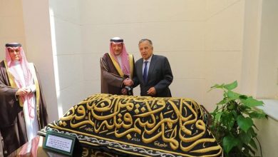 نبيل فهمي يتسلم قطعة من كسوة الكعبة هدية من المملكة العربية السعودية للجامعة العربية