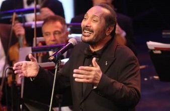 علي الحجار يستعيد محطات مشواره مع عمر خيرت في «100 سنة غنا» بالأوبرا