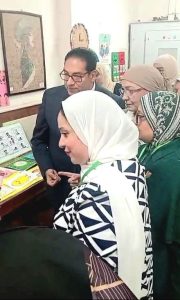 رئيس جامعة القاهرة يتفقد معرض الاستدامة بكلية التربية للطفولة المبكرة