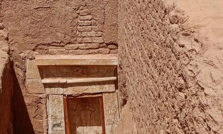 كشف أثري جديد بمنطقة بئر الشغالة بالواحات الداخلة بالوادي الجديد - العثور على مقبرة هرمية من العصر الروماني بمدخل حجري فريد ونقوش من كتاب «الإيمي دوات» ومرثية جنائزية مكتوبة باليونانية القديمة 1 كشف أثري جديد بمنطقة بئر الشغالة بالواحات الداخلة بالوادي الجديد - العثور على مقبرة هرمية من العصر الروماني بمدخل حجري فريد ونقوش من كتاب «الإيمي دوات» ومرثية جنائزية مكتوبة باليونانية القديمة
