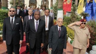 السفير عبدالمطلب ثابت يزور مقابر الشهداء العرب بالقاهرة ويستحضر تضحيات 16 شهيدًا ليبيًا